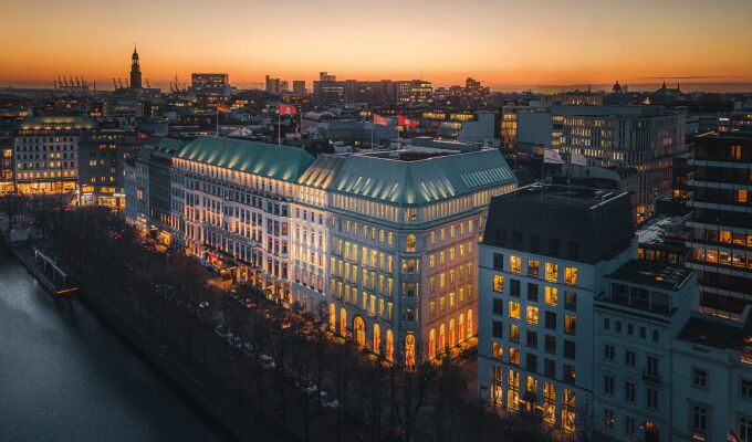 Hotel Vier Jahreszeiten Hamburg an der Binnenalster aus der Vogelperspektive bei Sonnenuntergang