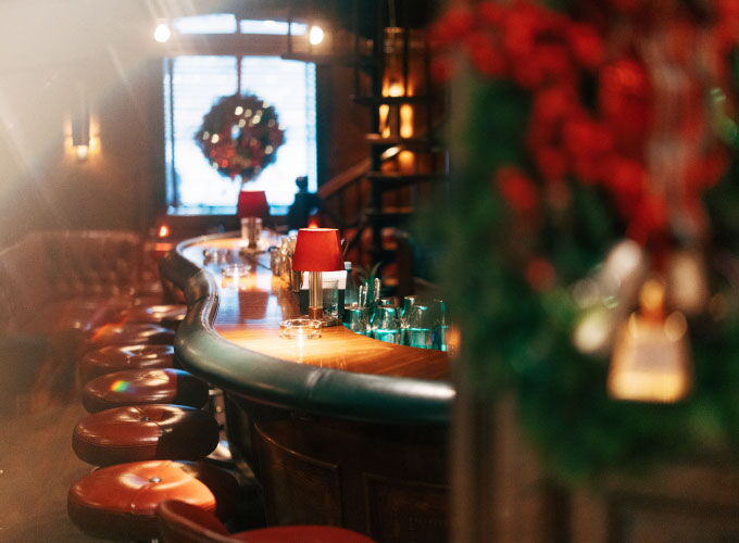 Festively decorated Jahreszeiten bar at Hotel Vier Jahreszeiten Hamburg with an elegant ambience.