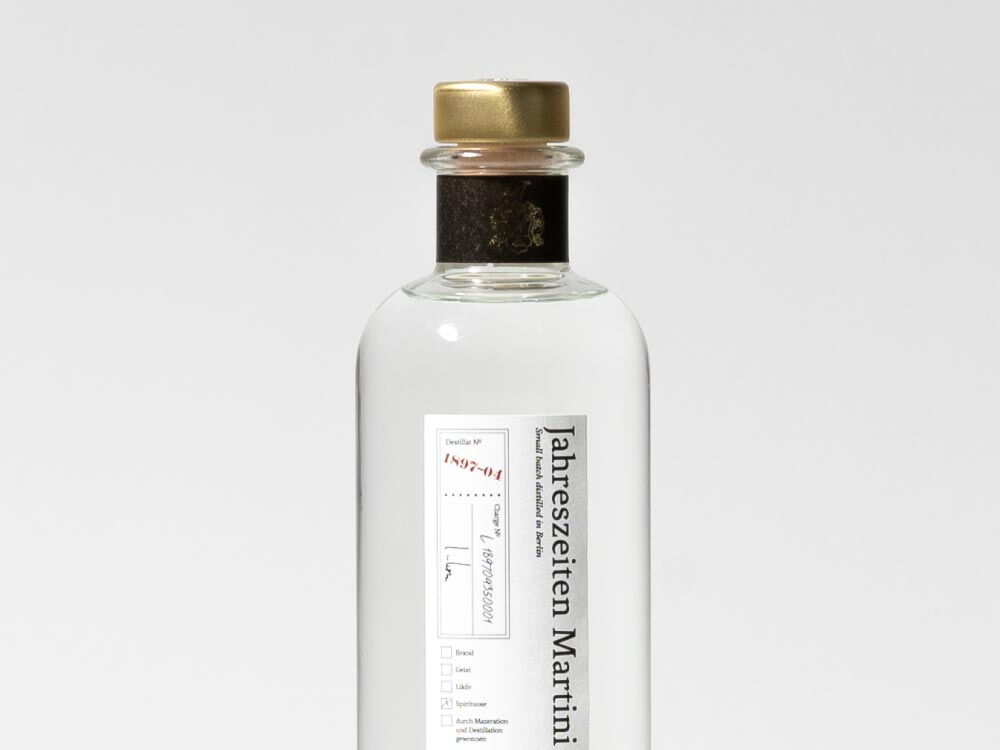 Nahaufnahme des Jahreszeiten Martini Vodka (350 ml) - Ein Produkt des Hotel Vier Jahreszeiten in Hamburg
