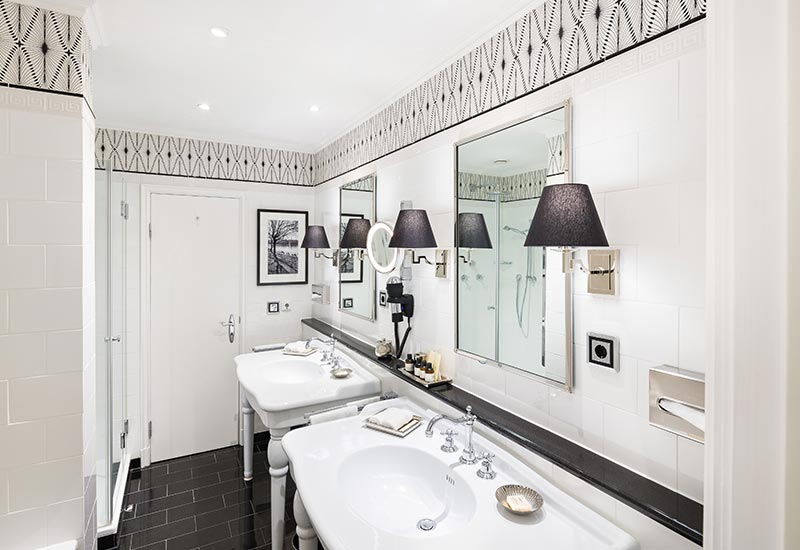 Das Badezimmer einer Deluxe Suite zum Innenhof im Hotel Vier Jahreszeiten in Hamburg