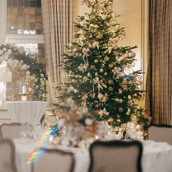 Festlich geschmückter Weihnachtsbaum im Hotel Vier Jahreszeiten Hamburg