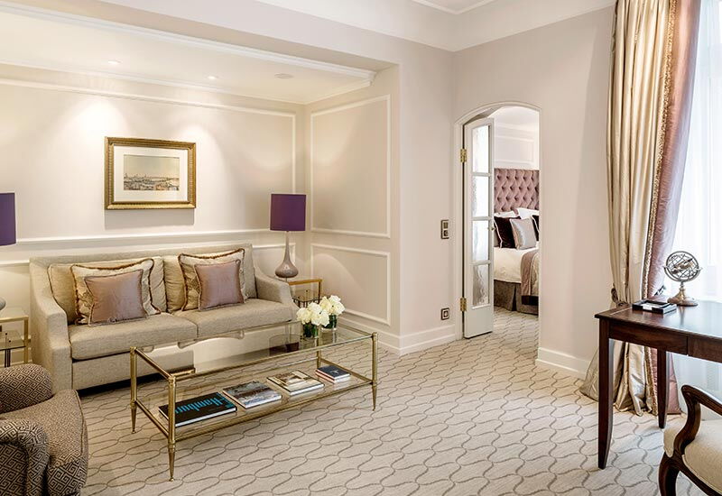 Das Wohnzimmer der Deluxe Suite zum Innenhof im Hotel Vier Jahreszeiten in Hamburg