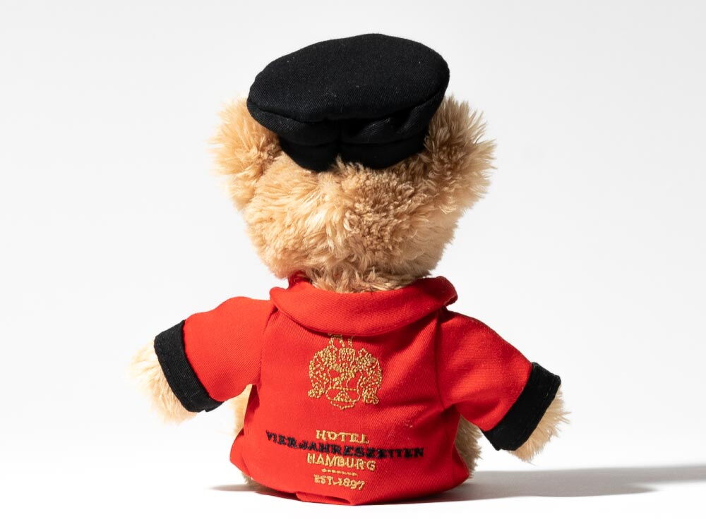 Porter-Teddy von hinten - ein Produkt des Hotel Vier Jahreszeiten in Hamburg