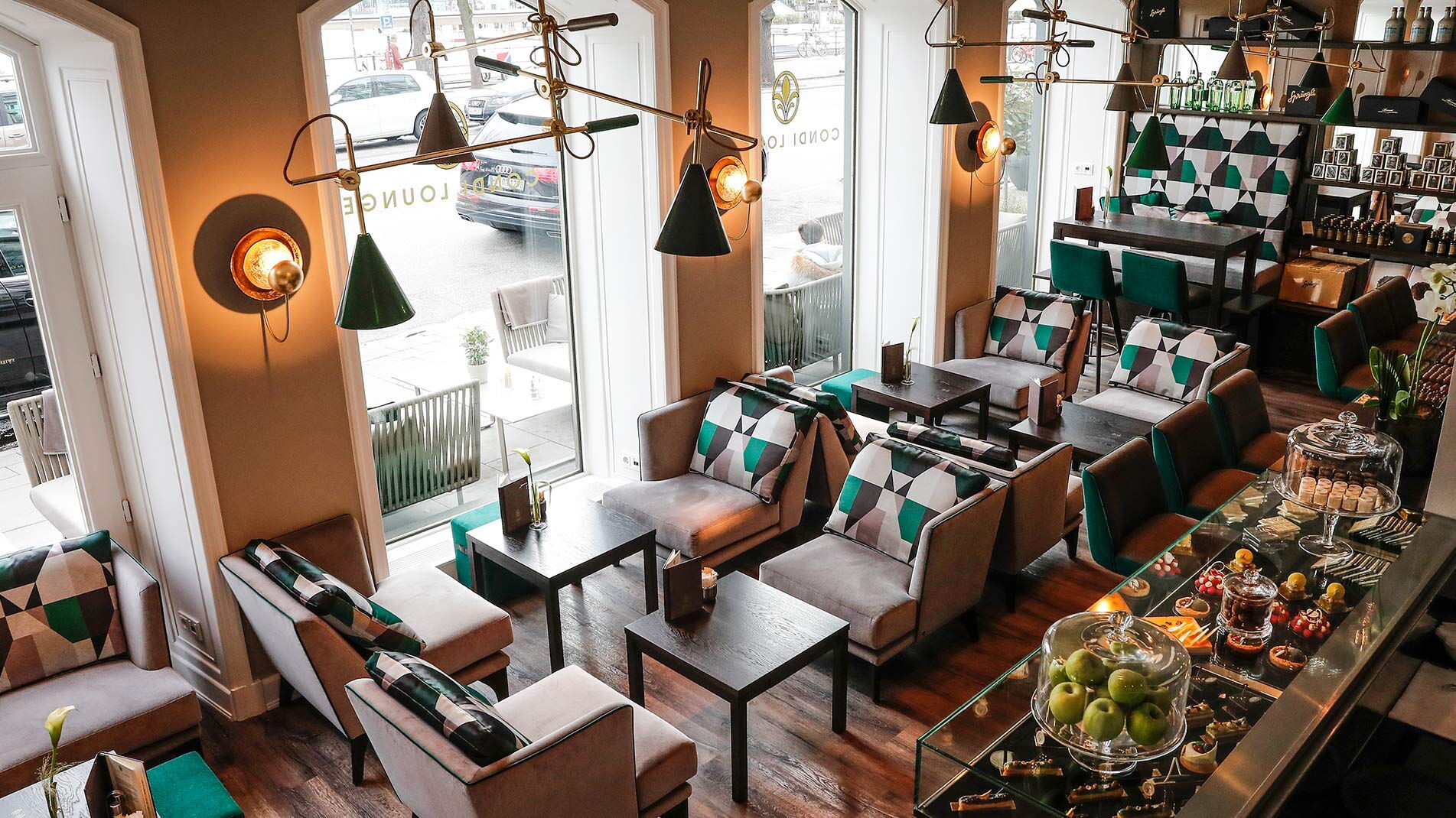 Die Condi Lounge an der Binnenalster im Hotel Vier Jahreszeiten in Hamburg