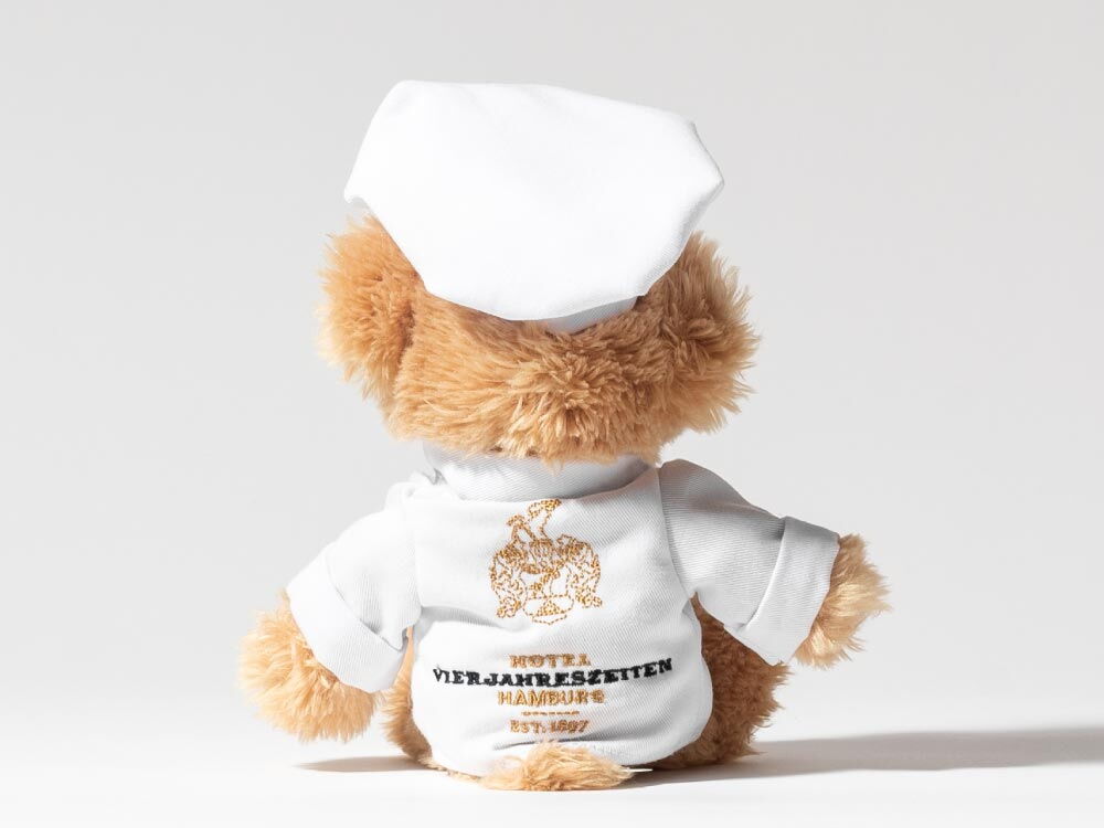 Koch-Teddy von Hinten - Ein Produkt des Hotel Vier Jahreszeiten in Hamburg