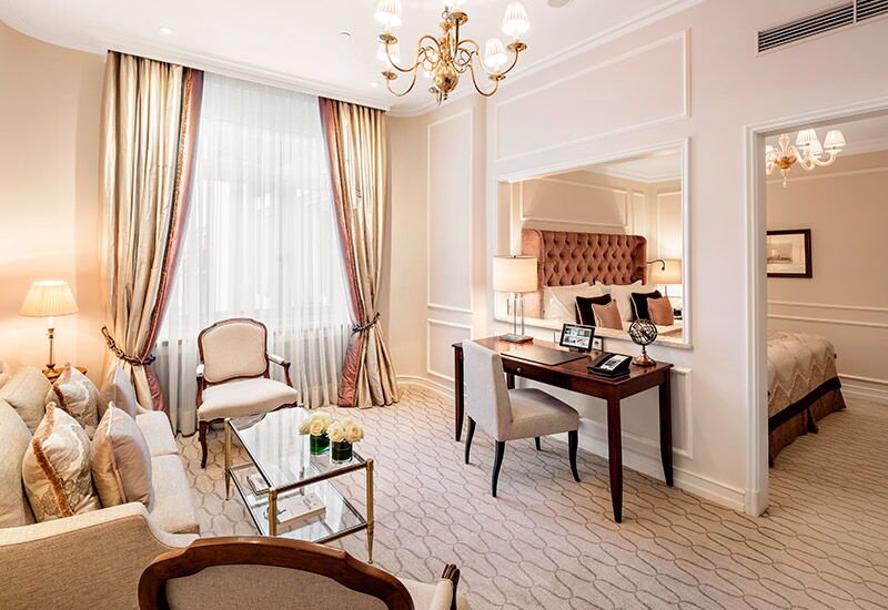 Der Wohnbereich einer Junior Suite im Hotel Vier Jahreszeiten Hamburg