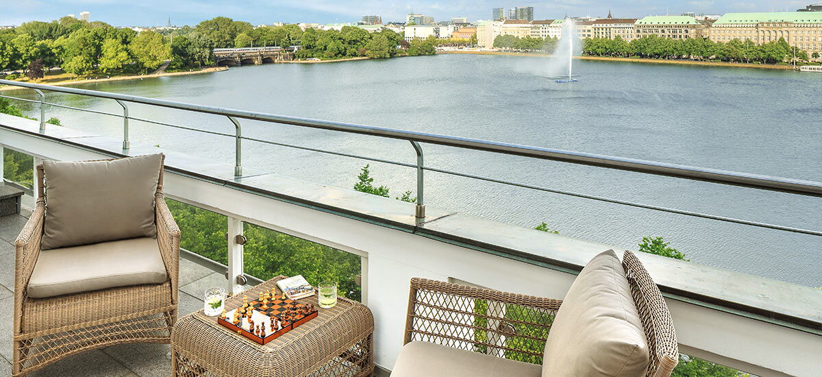 Die Aussicht auf die Binnenalster von einem Balkon des Hotel Vier Jahreszeiten Hamburg