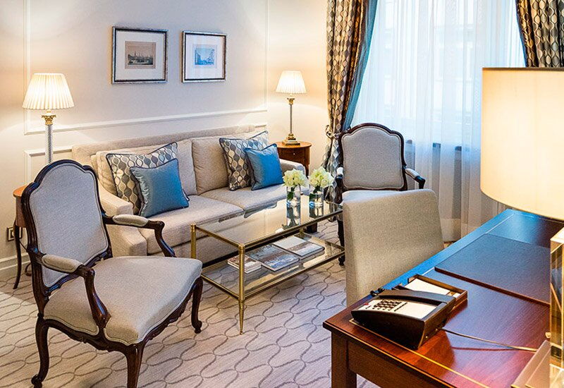 Der Wohnbereich der Junior Suite Courtyard im Hotel Vier Jahreszeiten in Hamburg