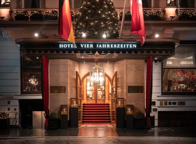 Festlich geschmückter Eingang des Hotel Vier Jahreszeiten Hamburg zur Weihnachtszeit