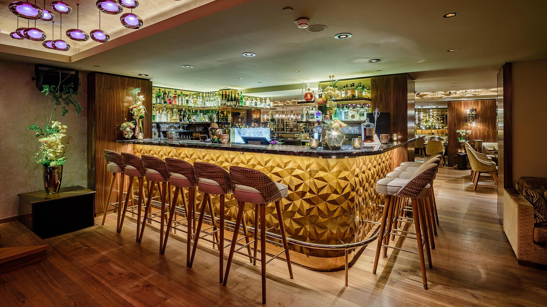Die Bar im japanischen Restaurant Nikkei Nine im Hotel Vier Jahreszeiten in Hamburg
