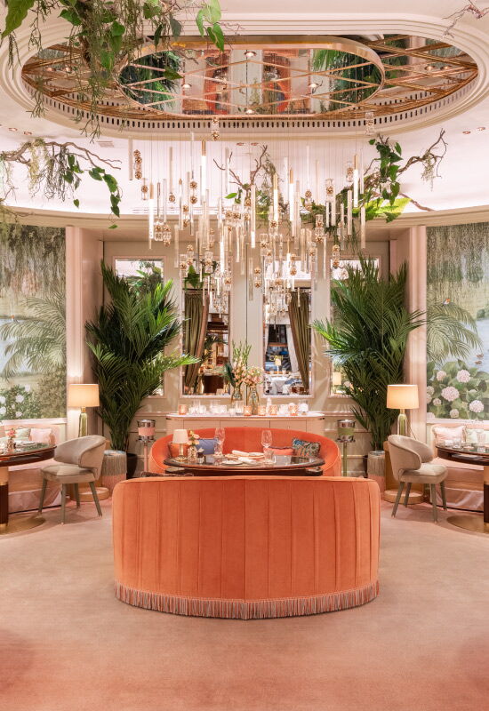 Frontal view of the round guest room in the Grill with palm trees and paintings on the walls
