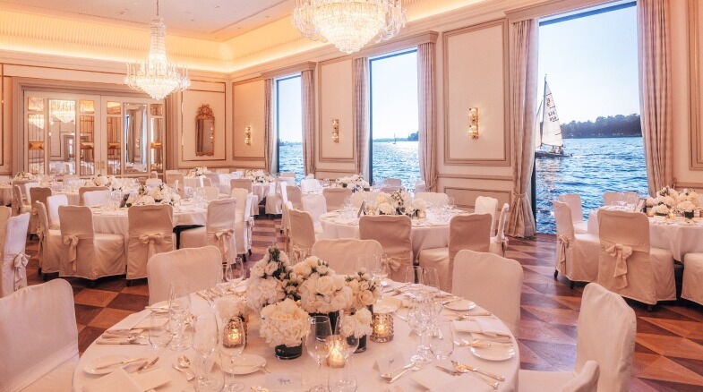 Spiegelsaal eingerichtet mit vielen Runden Tafeln in der Eventlocation im Hotel Vier Jahreszeiten in Hamburg