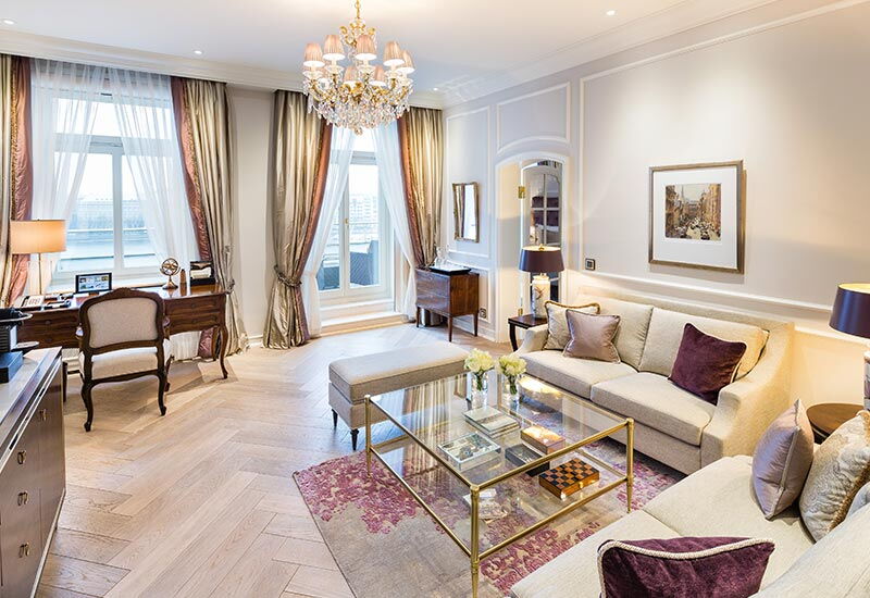 Der Wohnbereich der Penthouse Suite im Hotel Vier Jahreszeiten in Hamburg