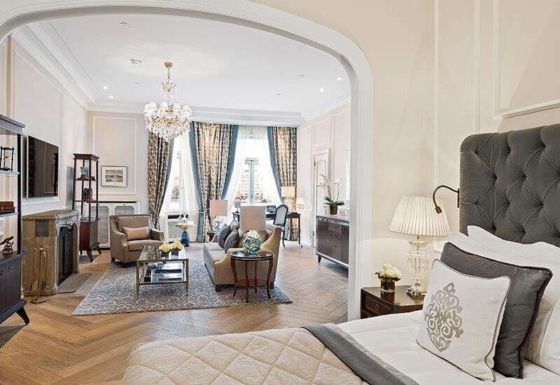 Das Schlaf- und Wohnzimmer einer Deluxe Suite zum Innenhof im Hotel Vier Jahreszeiten in Hamburg