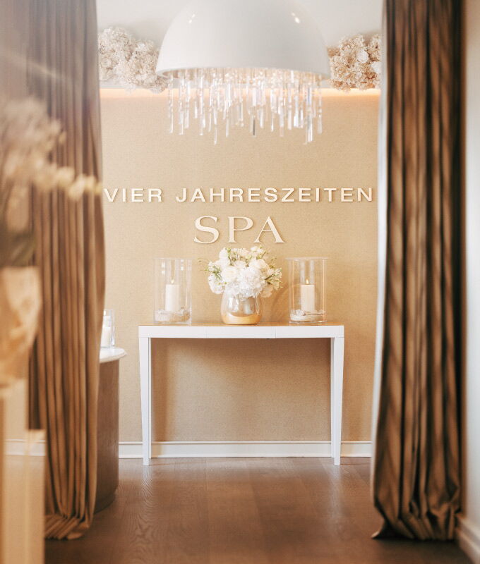 Eleganter Eingangsbereich des Vier Jahreszeiten Spa im Hotel Vier Jahreszeiten Hamburg