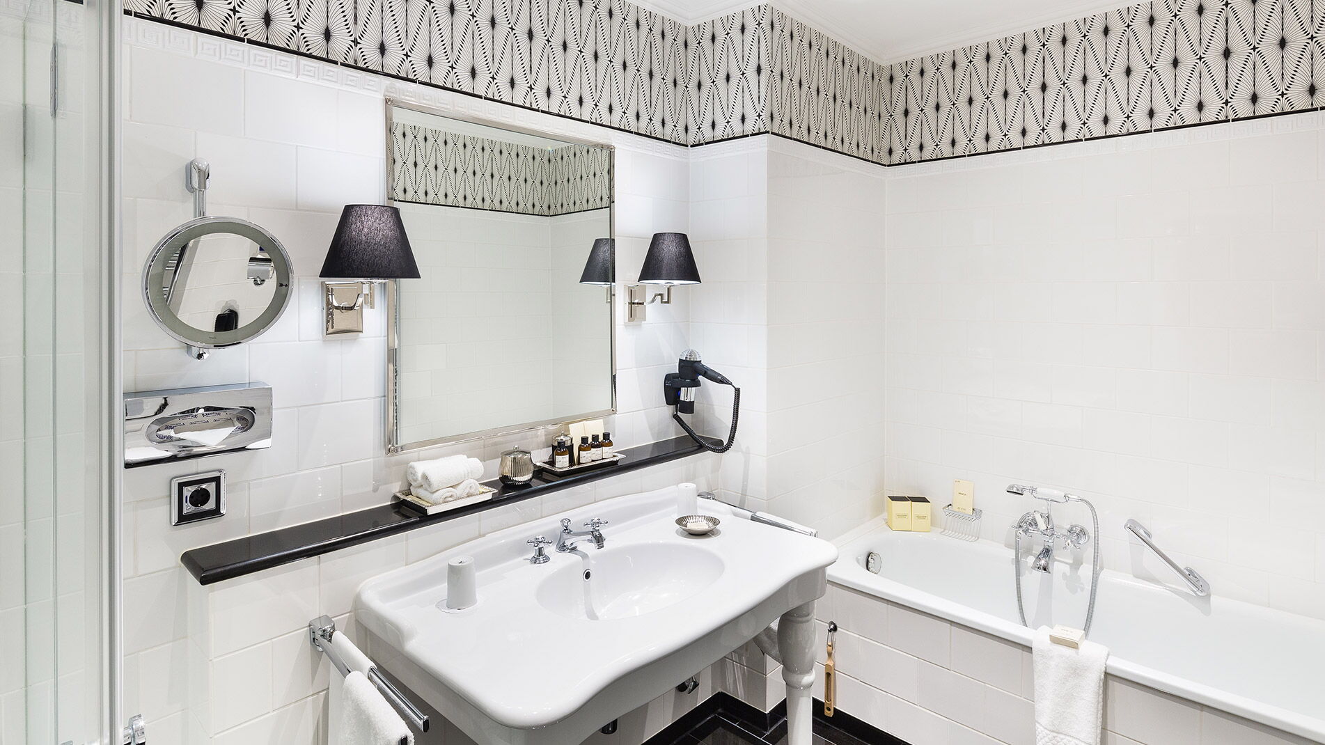 Das Waschbecken und die Badewanne der Alsterblick Junior Suite im Hotel Vier Jahreszeiten Hamburg
