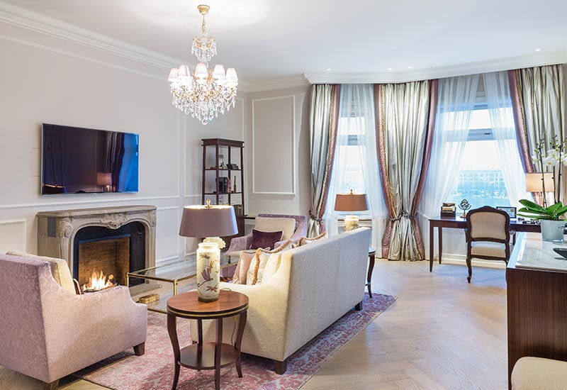 Der Wohnbereich einer Deluxe Suite im Hotel Vier Jahreszeiten in Hamburg
