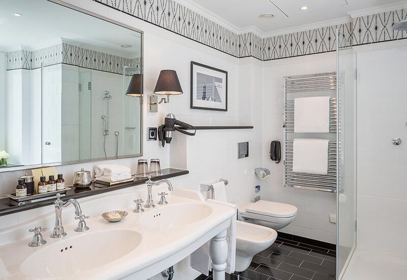 Das Badezimmer der Deluxe Suite zum Innenhof im Hotel Vier Jahreszeiten in Hamburg