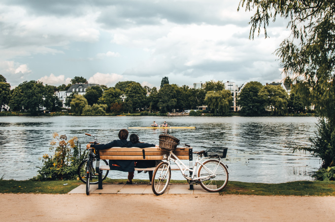 Ein Paar sitzt auf einer Bank und genießt die Aussicht in einem Park.