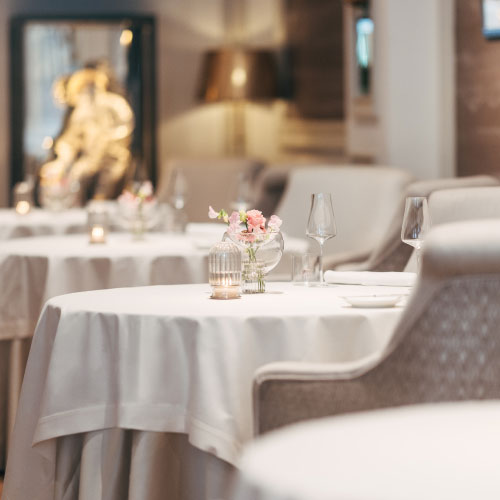 Blick auf die Tische des Gästeraums im Restaurant Haerlin*** mit Tiefenschärfe