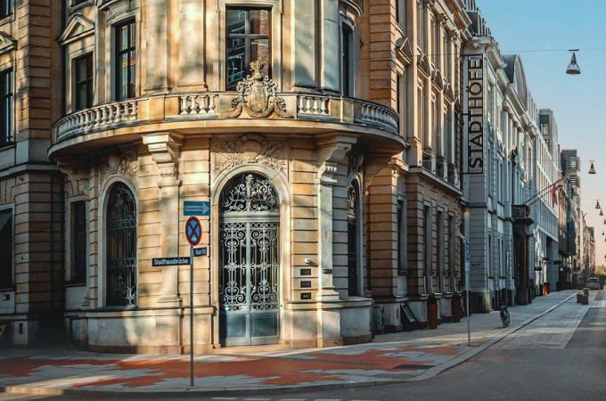 Old building at the junction with Neuer Wall