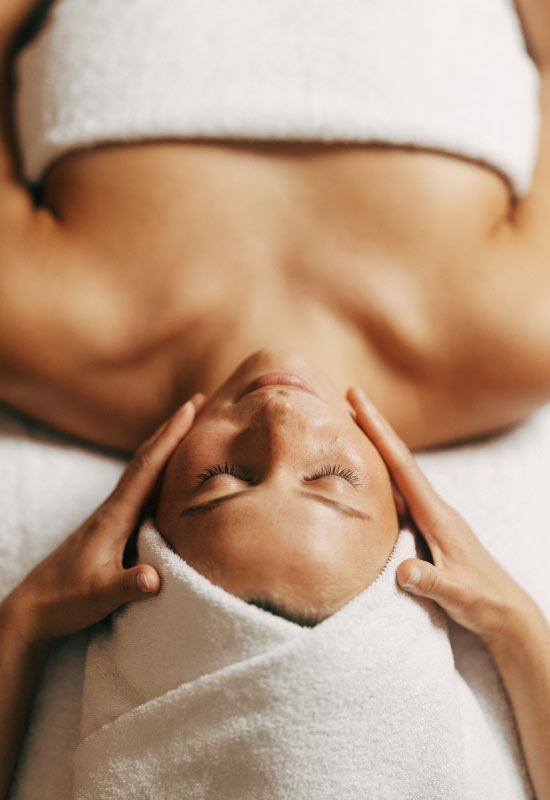 Ein Glas Sekt mit roten Rosen im Hintergrund