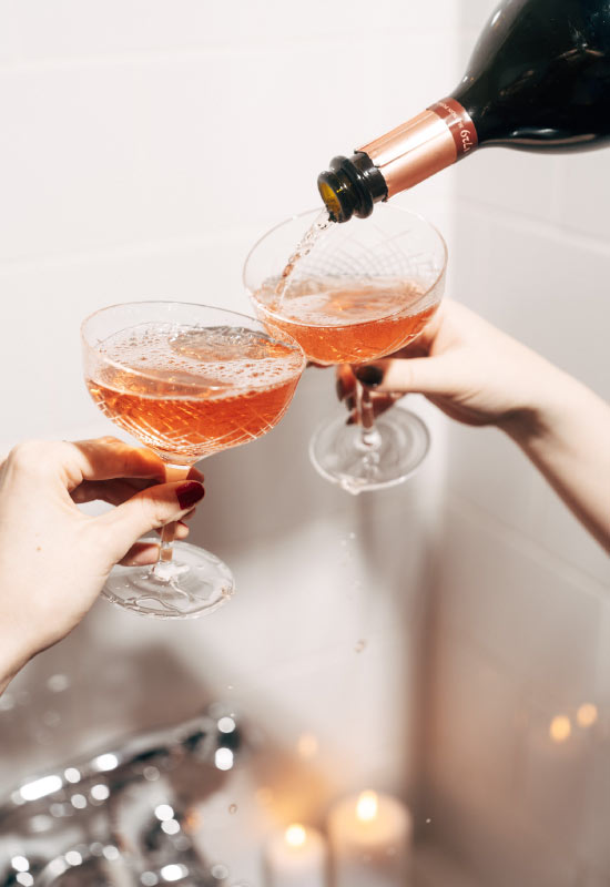 Zwei Gläser Sekt zum Anstoßen