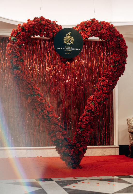 Ein Gesteck aus Rosen in Herform