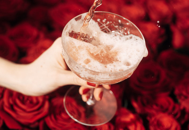 Ein Glas Champagner im Bett