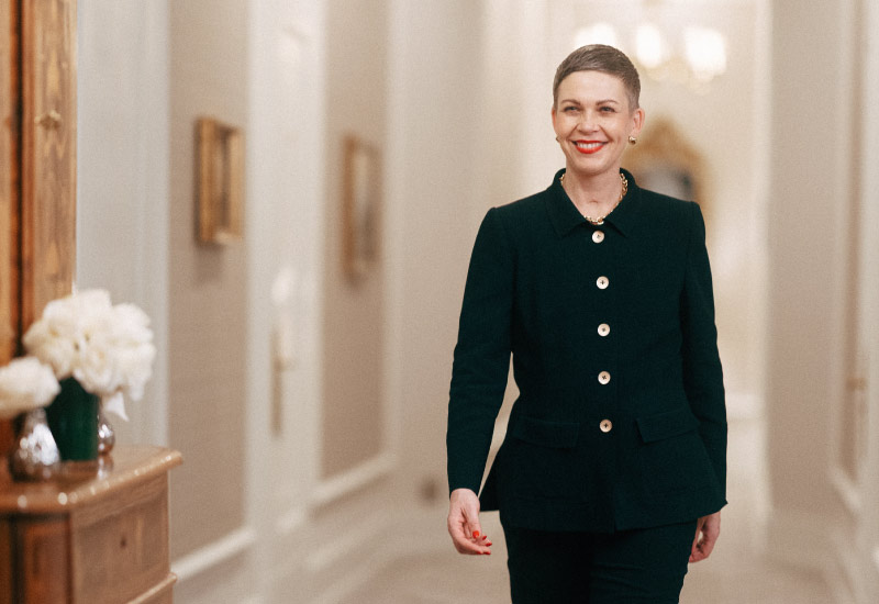 Butleress im Flur des Hotel Vier Jahreszeiten