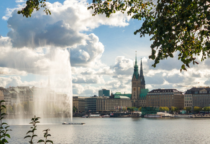 Blick von der Alster auf die Alsterpromenade Hamburgs bei schönem Wetter