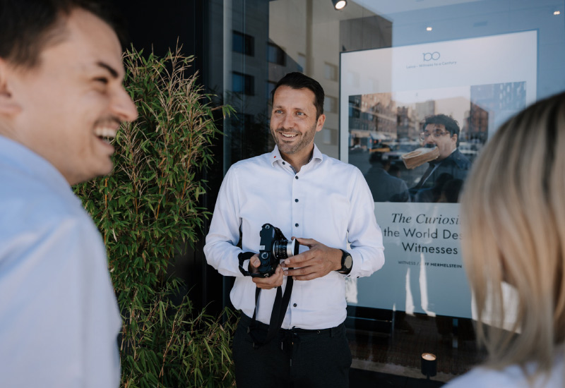 Professioneller Fotograf erklärt den Kursteilnehmern die Leica-Kamera