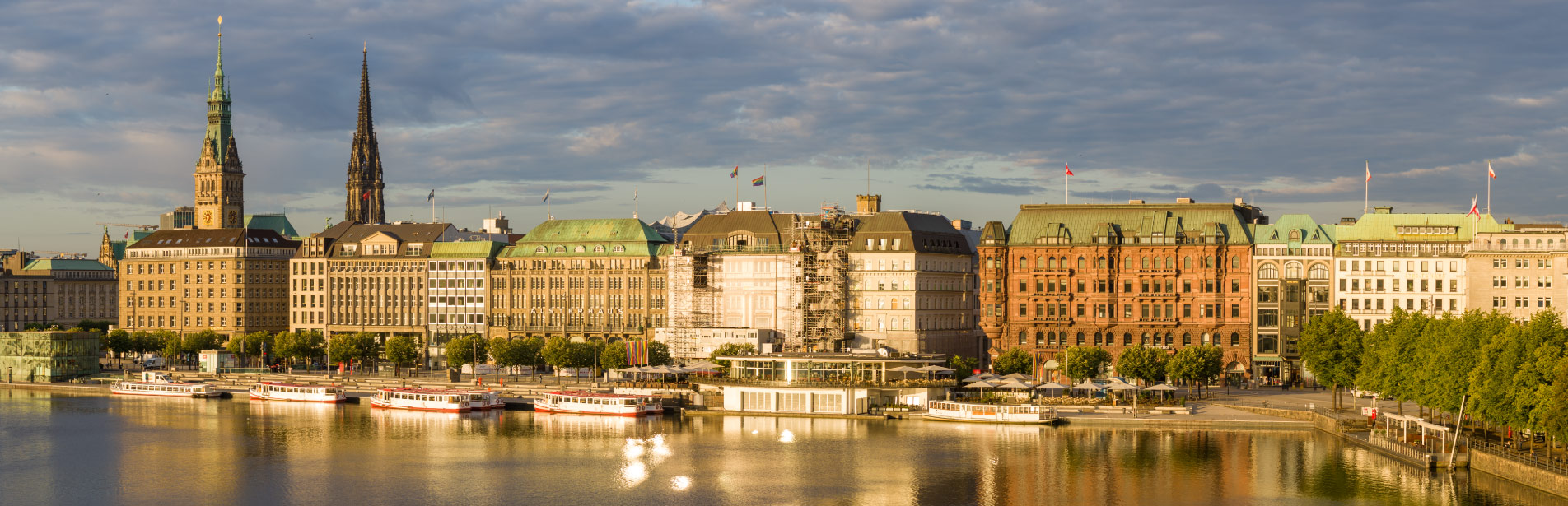 Die Alsterpromenade in Hamburg im abendlichen Licht