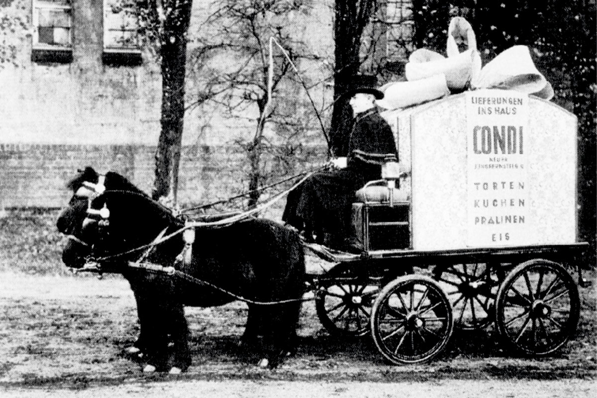 Historische schwarzweiß Aufnahme einer Pferdekutsche als Lieferfahrzeug des Café Condi in Hamburg