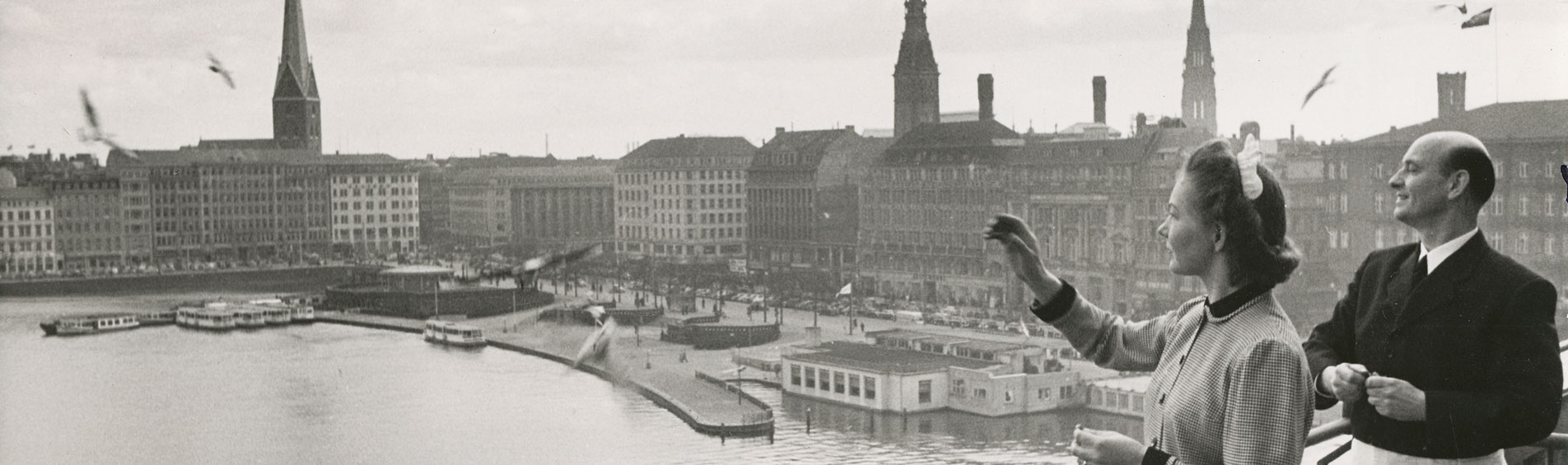 Historische schwarzweiß Aufnahme von einem Paar auf einer Terrasse des Hotel Vier Jahreszeiten in Hamburg