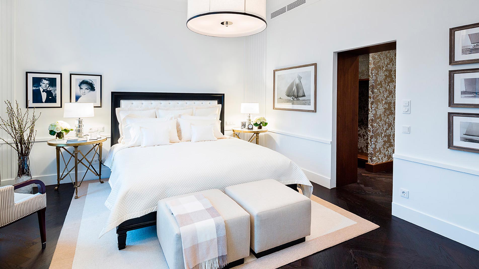 Der stilvolle Schlafbereich eines Hotelzimmers im Hotel Vier Jahreszeiten Hamburg