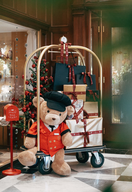 Teddy mit Geschenken in der Lobby vom Hotel Vier Jahreszeiten