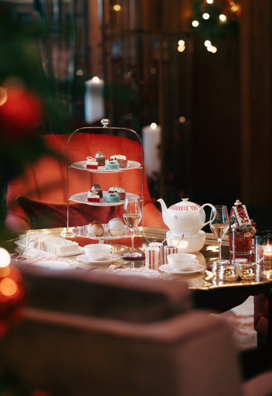 Afternoon Tea Tisch in der Wohnhalle festlich gedeckt mit Leckereien und Tee