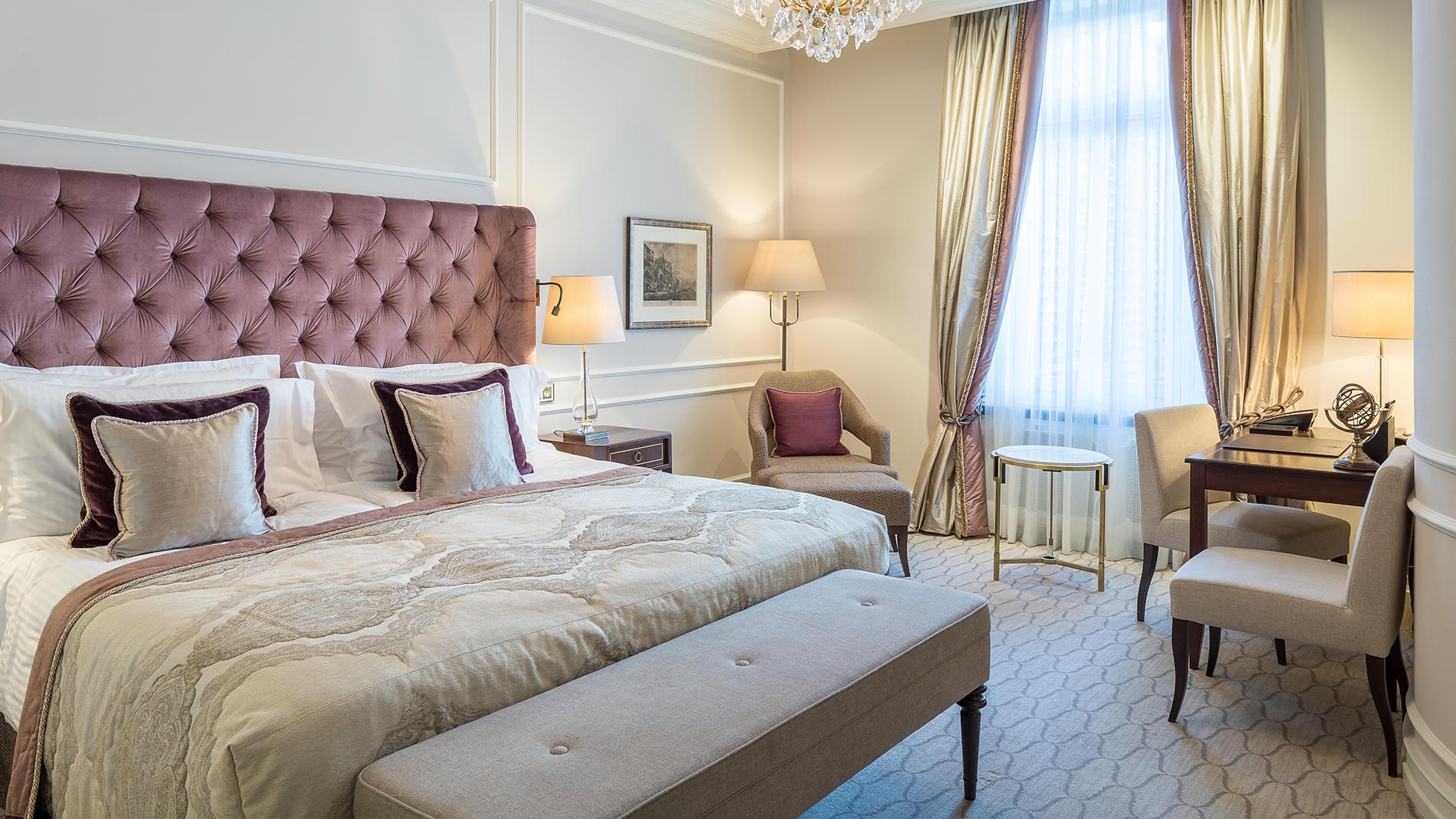 Ein luxuriöses Doppelzimmer mit rosa Akzenten im Hotel Vier Jahreszeiten Hamburg